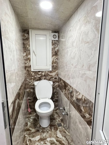 2 otaqlı orta təmirli qismən əşyalı mənzil kirayə verilir