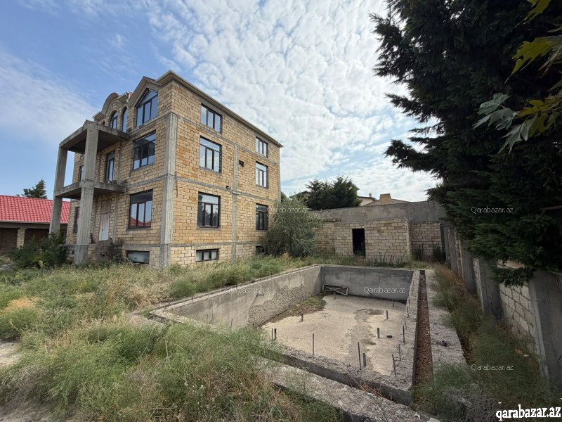 Fatmayi qesebesinde tecili 4 mertebeli VILLA satilir