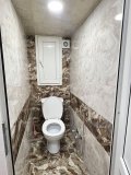 2 otaqlı orta təmirli qismən əşyalı mənzil kirayə verilir